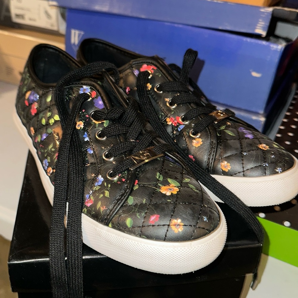 Mothers Closet/ black multicolor tennis shoes
